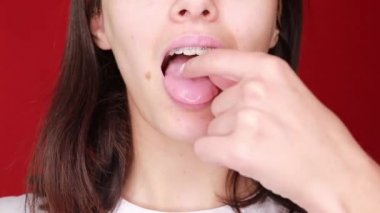 Vitaminler ve gıda takviyeleri. Hapları niçin kadınlar eline ait. Tabletleri tutan gülümseyen kız.