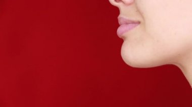 Vitaminler ve gıda takviyeleri. Hapları niçin kadınlar eline ait. Tabletleri tutan gülümseyen kız.