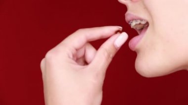 Vitaminler ve gıda takviyeleri. Hapları niçin kadınlar eline ait. Tabletleri tutan gülümseyen kız.