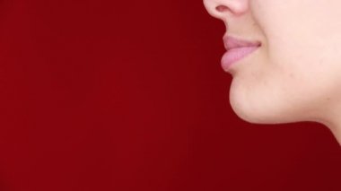 Vitaminler ve gıda takviyeleri. Hapları niçin kadınlar eline ait. Tabletleri tutan gülümseyen kız.