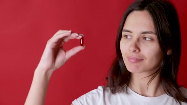 Vitamine und Nahrungsergänzungsmittel. Tabletten in der Hand der Frau. Lächelndes Mädchen mit Tabletten. — Stockvideo