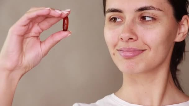 Vitaminok és étrend-kiegészítők. Tabletták a Womans kezét. Mosolygó lány gazdaságban tabletta. — Stock videók