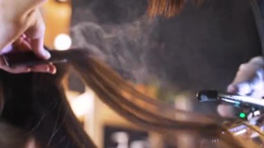 Güzellik salonunda saç restorasyon süreci