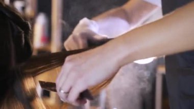 Güzellik salonunda saç restorasyon süreci