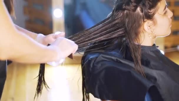 Szépségszalon. Keratin hasznosítás haj és fehérje kezelés halom professzionális ultrahangos vasalószerszám. Lamináció, emelés. — Stock videók