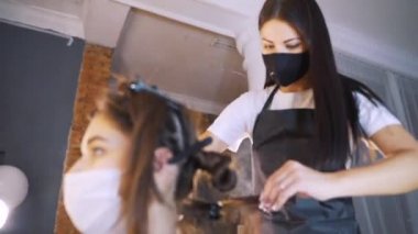 Güzellik dükkanı. Profesyonel ultrasonik demir aracı ile Keratin kurtarma saç ve protein tedavisi kazık. Konsept laminasyon, kaldırma.