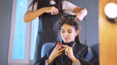 Güzellik dükkanı. Profesyonel ultrasonik demir aracı ile Keratin kurtarma saç ve protein tedavisi kazık. Konsept laminasyon, kaldırma.
