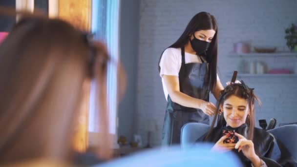 Schönheitssalon. Keratin Erholung Haare und Protein Behandlung Flor mit professionellem Ultraschall-Eisen-Tool. Konzept Laminieren, Heben. — Stockvideo