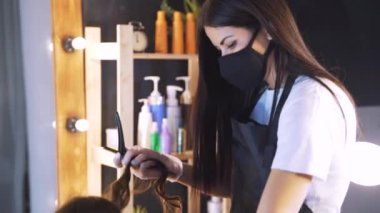 Güzellik dükkanı. Profesyonel ultrasonik demir aracı ile Keratin kurtarma saç ve protein tedavisi kazık. Konsept laminasyon, kaldırma.