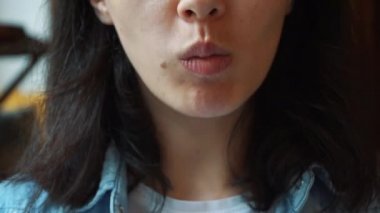 çikolata yiyen bir dizüstü bilgisayar önünde bir kafede kız.