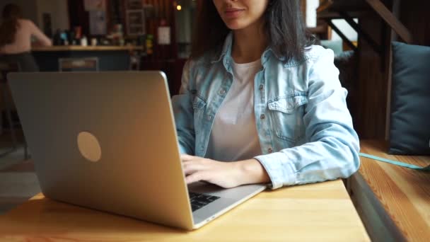 Vacker brunett med laptop i café — Stockvideo