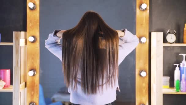 Egy lány egy szépségszalonban fodrászattal. A koncepció a Hajápolás a szalonban, keratin, haj hajkiegyenesítő. — Stock videók