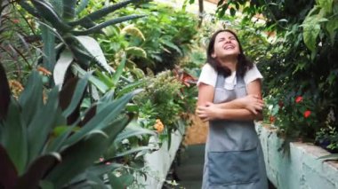 Önlükteki seradaki kız polen bitkilerinden kaşınıyor. Çiçeklere alerjisi var