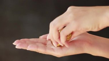 Arka planda renk hapları tutan bir el yakın çekim çekimi