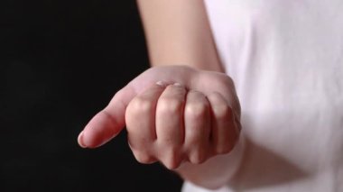 Arka planda renk hapları tutan bir el yakın çekim çekimi