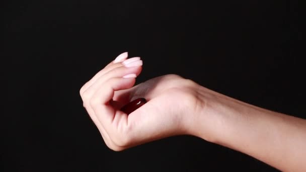 Vytěsní záběr ruky držící prášky na pozadí — Stock video