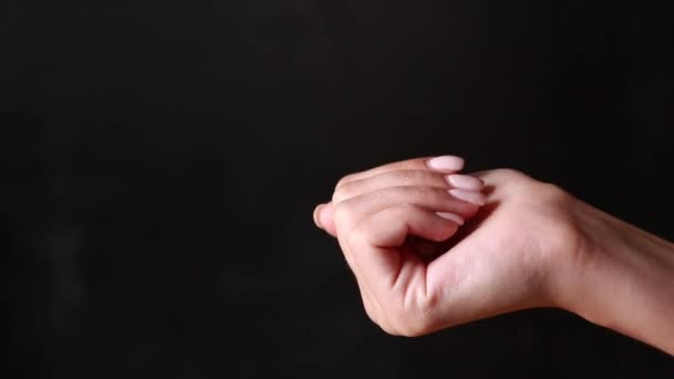 Primer plano de una mano sosteniendo píldoras de color en el fondo — Vídeos de Stock