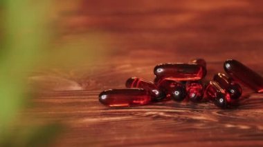 Vitaminler ilaçlar Omega 3 takviyeleri. Ahşap masada COD karaciğer yağı ilaçlar. Balık yağı Kapsüller