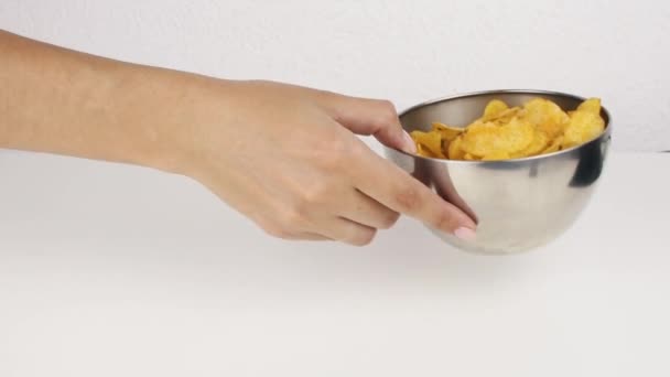 Femmes belles mains avec prendre des croustilles d'une assiette profonde. Alimentation malsaine, restauration rapide — Video