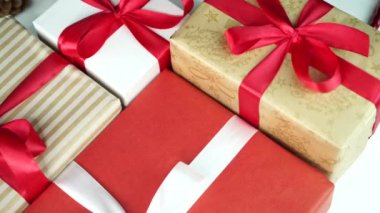 Noel hediyeleri masada.