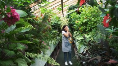 Önlükteki seradaki kız polen bitkilerinden kaşınıyor. Çiçeklere alerjisi var