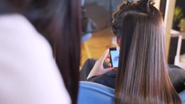 Güzellik salonunda saç restorasyon süreci