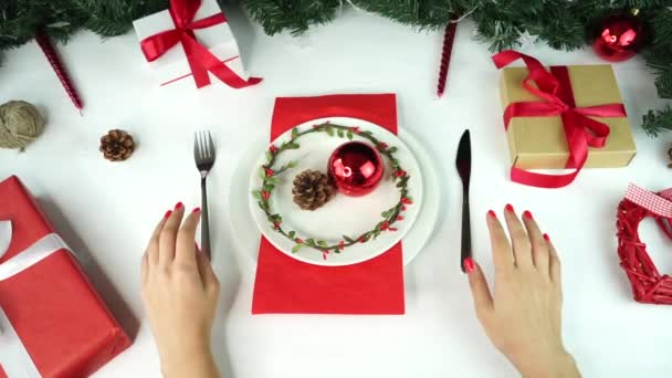 На різдвяному столі порожня тарілка і подарунки — стокове відео