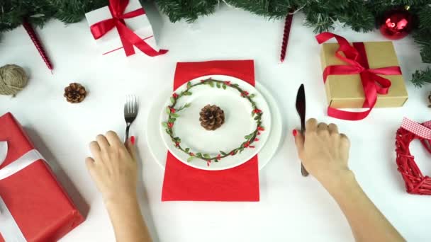 Na mesa de Natal prato vazio e presentes — Vídeo de Stock