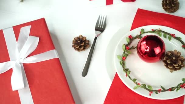 En la mesa de Navidad plato vacío y regalos — Vídeos de Stock
