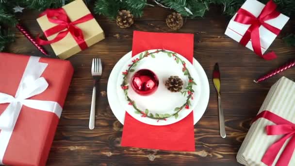 En la mesa de Navidad plato vacío y regalos — Vídeo de stock