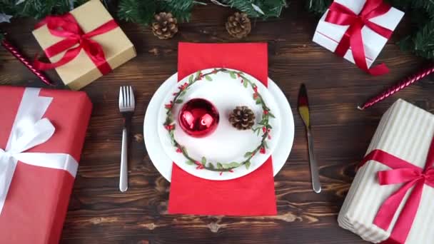 En la mesa de Navidad plato vacío y regalos — Vídeo de stock