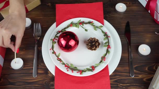 En la mesa de Navidad plato vacío y regalos — Vídeos de Stock