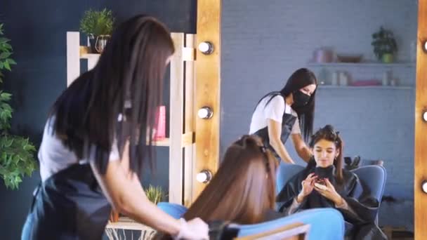 El proceso de restauración del cabello en el salón de belleza — Vídeo de stock