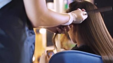 Güzellik salonunda saç restorasyon süreci