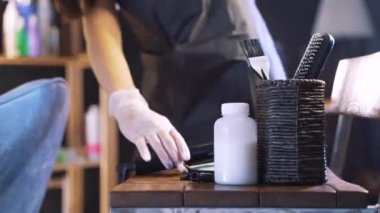 Güzellik salonunda saç restorasyon süreci