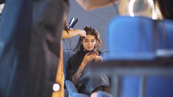 Der Prozess der Haarsanierung im Schönheitssalon — Stockvideo