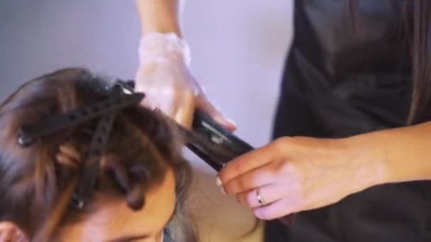 Der Prozess der Haarsanierung im Schönheitssalon — Stockvideo