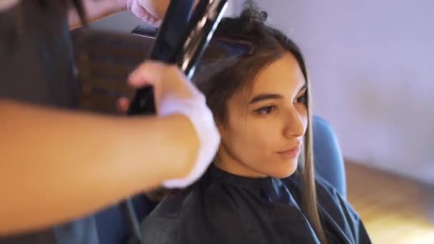 O processo de restauração do cabelo no salão de beleza — Vídeo de Stock