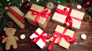 Noel hediyeleri masada.