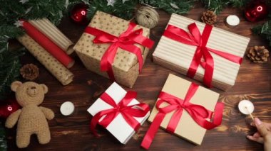 Noel hediyeleri masada.