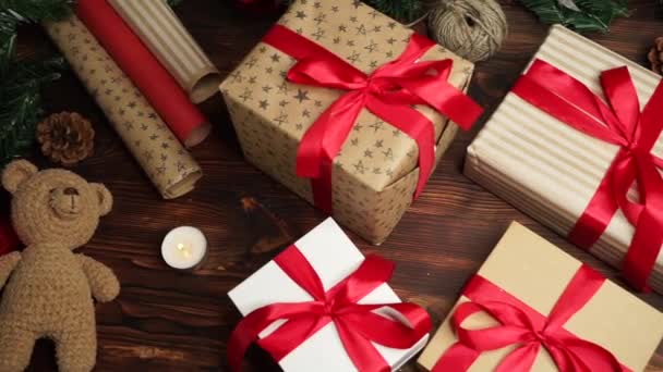 Regalos de Navidad sobre la mesa — Vídeos de Stock