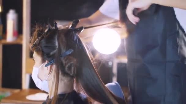 A haj restaurálásának folyamata a szépségszalonban — Stock videók