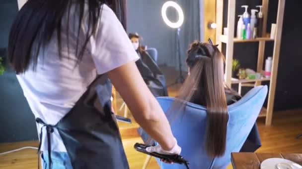 A haj restaurálásának folyamata a szépségszalonban — Stock videók
