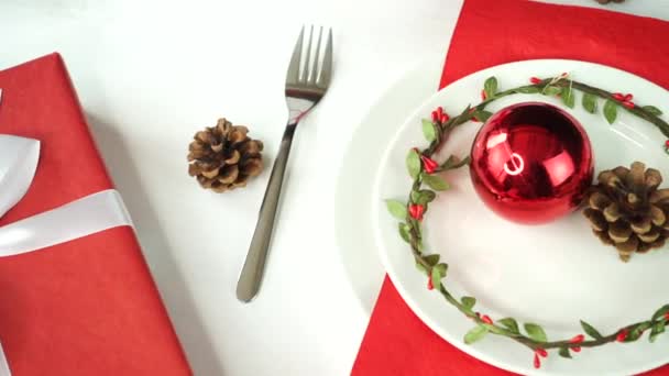 Na mesa de Natal prato vazio e presentes — Vídeo de Stock