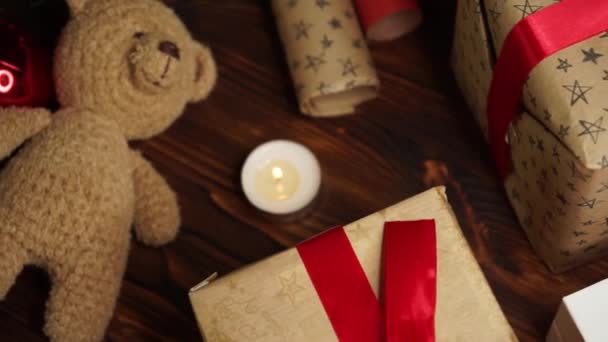 Kerstcadeaus op tafel — Stockvideo