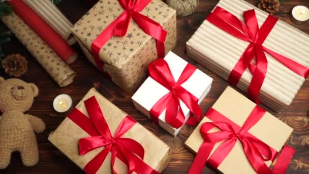 Рождественские подарки на столе — стоковое видео