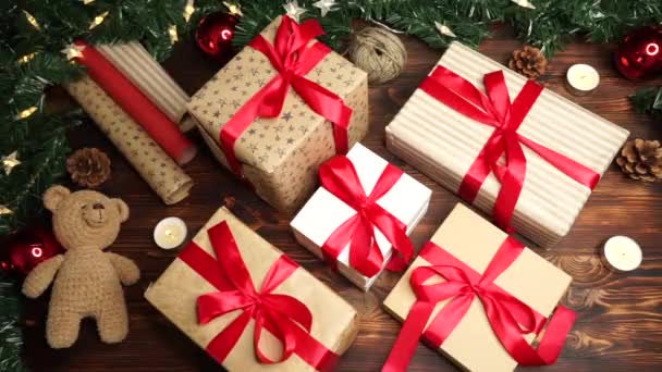 Karácsonyi ajándékok az asztalon — Stock videók