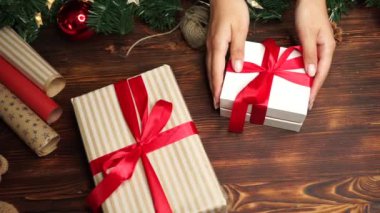 Noel hediyeleri masada.