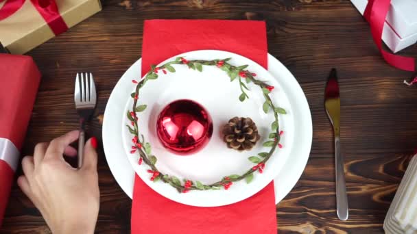 Noel masasında boş tabak ve hediyeler — Stok video