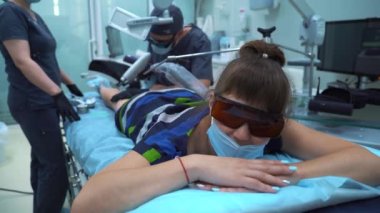 Bir doktor varis ve örümcek damarlarını yoketmek için kullanılan tıbbi prosedürleri uygular. Solüsyonun doğrudan damara enjekte edilmesi..